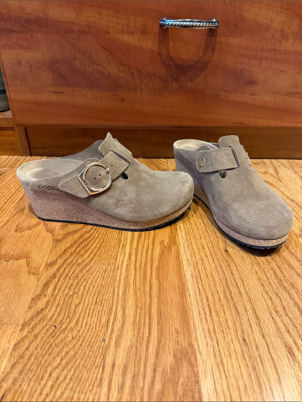 Women’s Taupe Suede Birkenstock wedge with Buckle